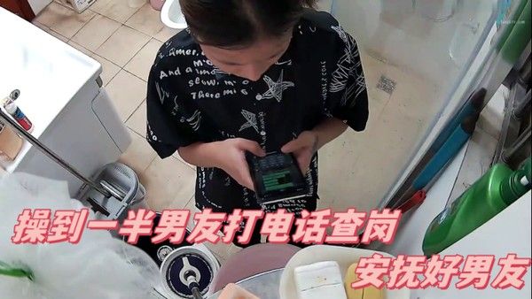 居家摄像头实录出来约炮操到一半男友 打电话查岗安抚好男友被绑炮椅上操