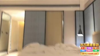 长发牛仔裤素颜嫩妹，舔奶调情骑乘猛操