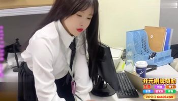 麻豆/小舅妈趴桌子边吃早餐边挨干