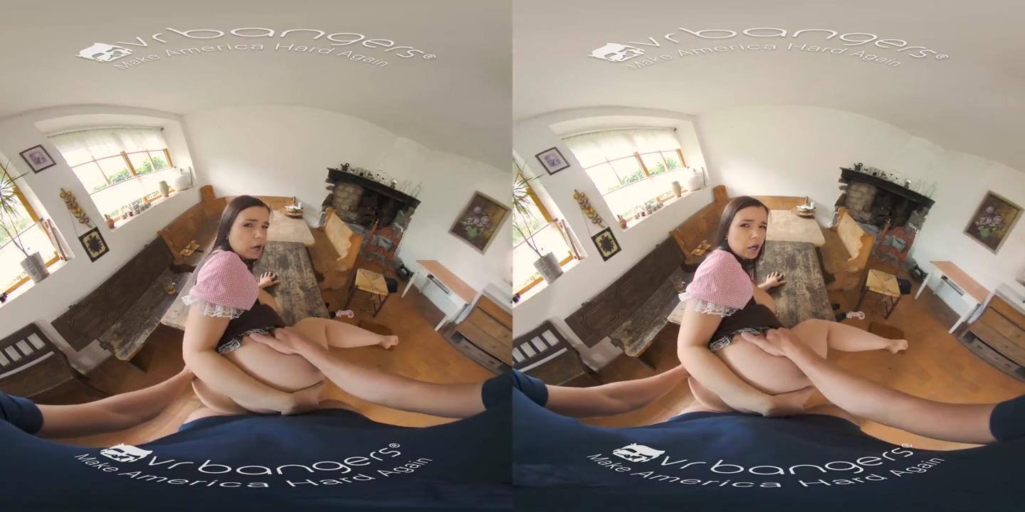VR BANGERS曲线优美的欧洲服务员为她提供早餐