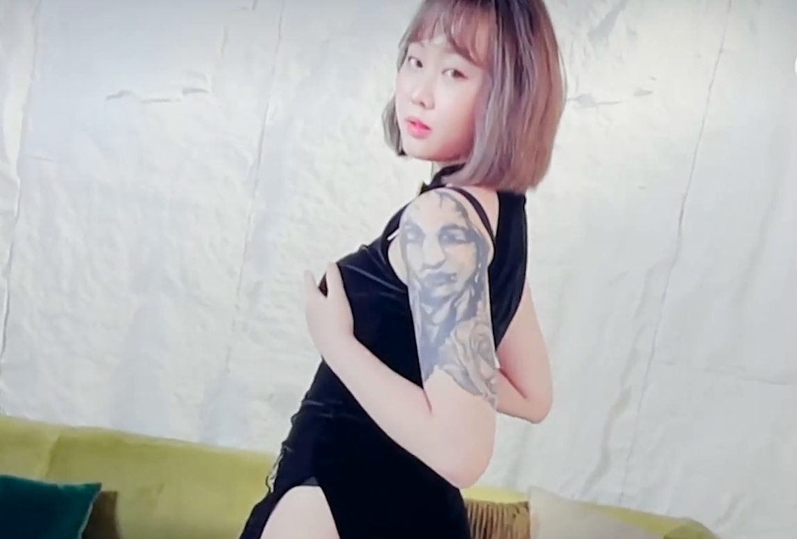 摄影师的脱稿引导从少女 loveso 的 M 字腿中突击