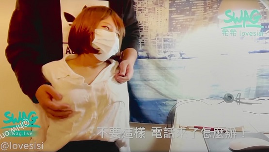 客服小姐上班做爱自拍，还被干到潮吹，淫荡叫声好像有被客人听到