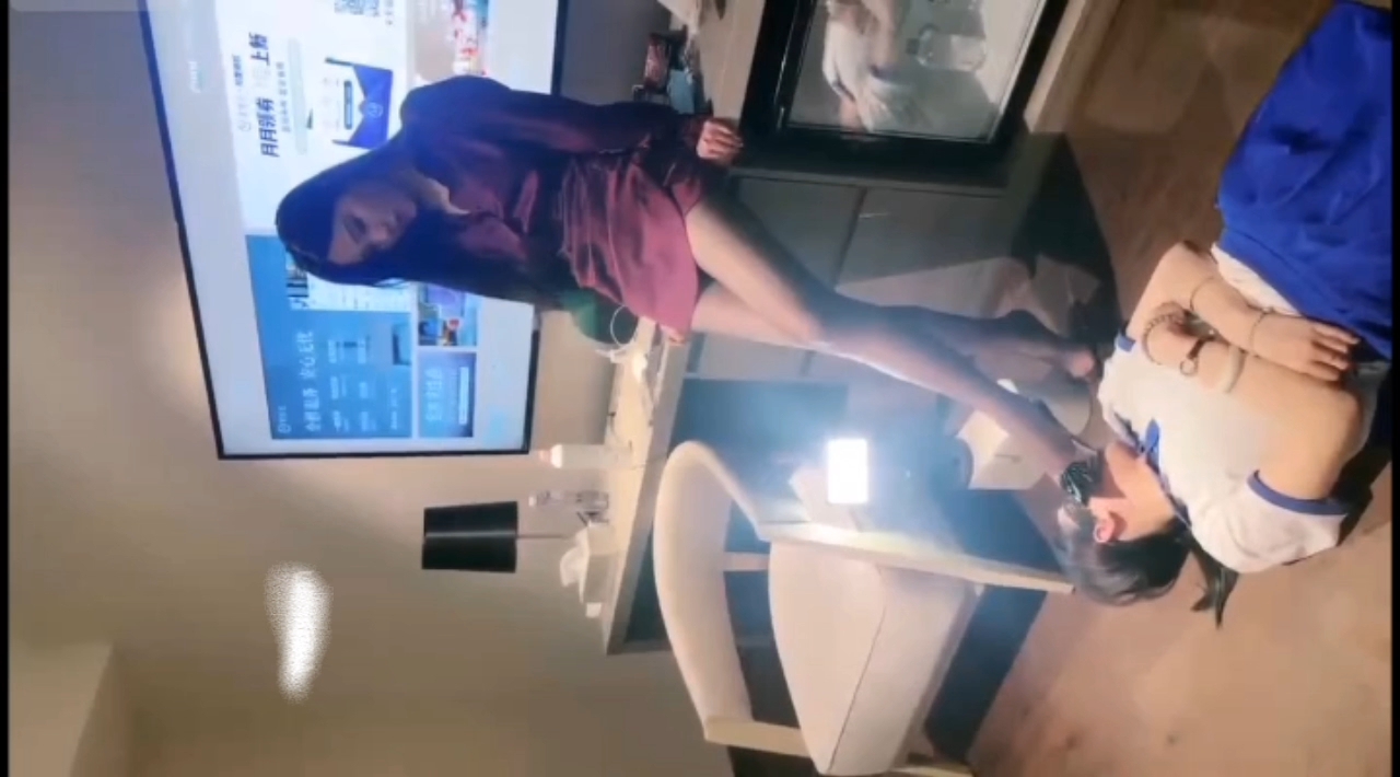 女王剧情演绎母狗喝尿舔脚吃浓痰抵债扇耳光