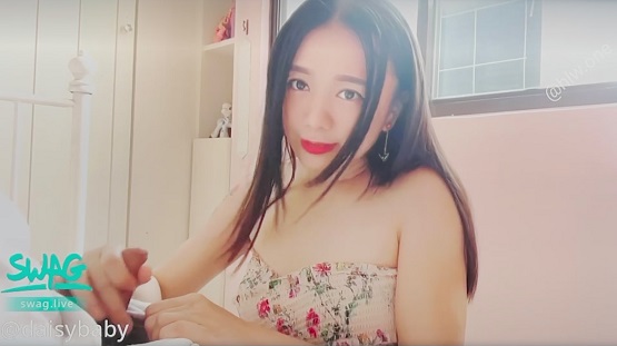 趁爸妈不在！约粉丝来家里无套中出狂射2发！