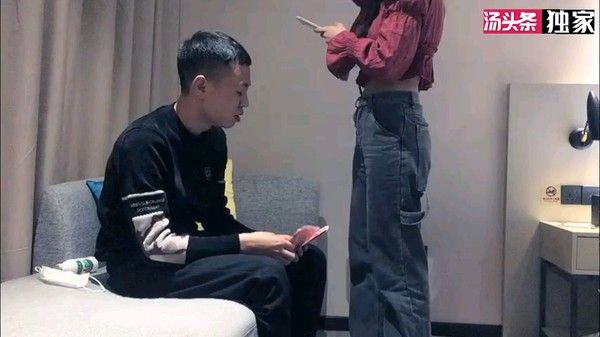 ①♣战狼行动探花黄先生上场甜美性感红裙妹子，近距离拍摄摸逼口交大力抽插猛操